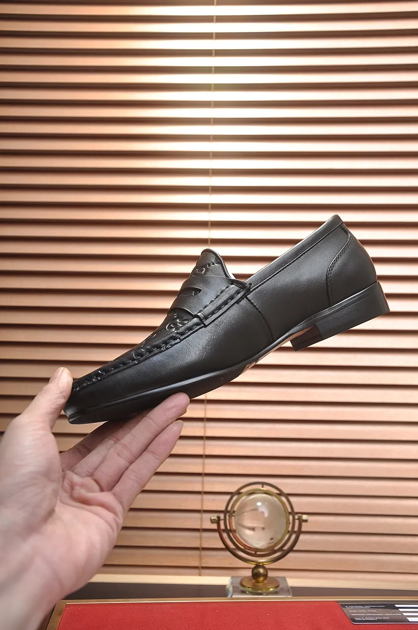 Men's shoes💰500💶Italy's top luxury men's shoe giant (GUCCI) (Gucci) (full cowhide lining) new arrival🍃Original European style🔰 Pleasant to the eye😍In order to make the shoes more durable and non-deformable🌀The production continues to follow traditional methods but there is still no lack of innovation💪Choose original sheepskin for the leather♻️ Smooth and natural And extra bright ⭐Made of imported cowhide, the first choice of rich people 38-45 (45 customized)